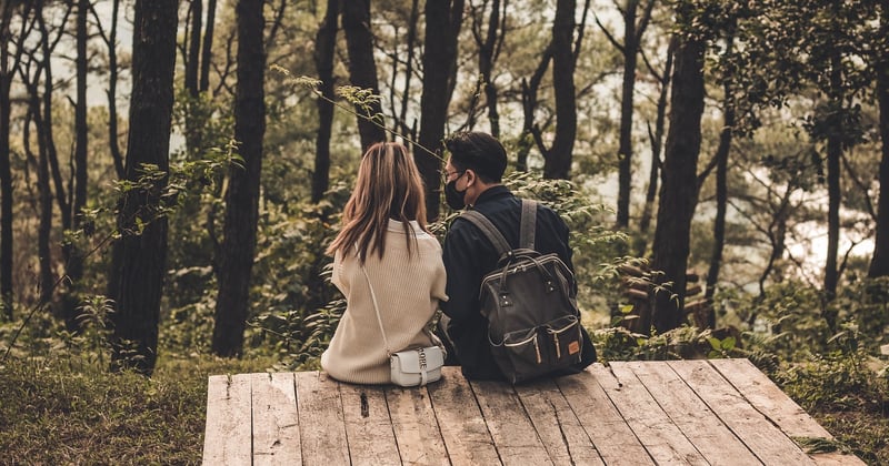 10 secrets pour organiser une surprise romantique en voyage qui la laissera sans voix