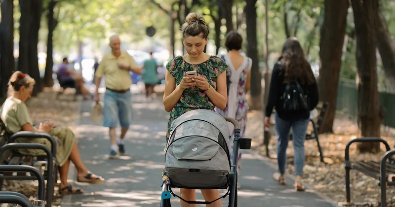 Poussette, porte-bébé ou les deux ? Le dilemme du déplacement