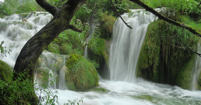 Les 15 plus beaux lacs et cascades à visiter absolument en France