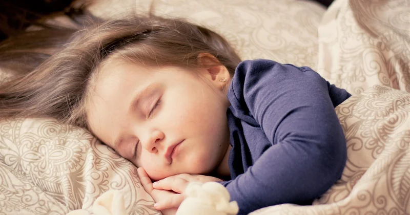 Le sommeil en décalage horaire : le vrai défi du voyage avec bébé