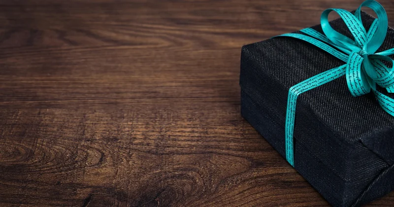 Comment annoncer un voyage surprise : le moment qui change tout